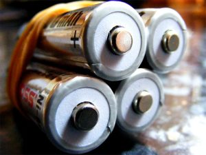 Исследования Массачусетского технологического института подтверждают что себестоимость батареи снизились на 97% с 1991 года.