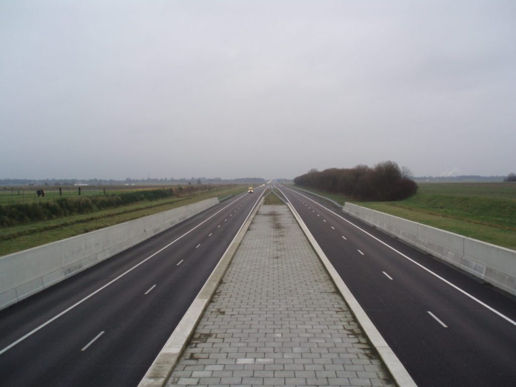 Строительство солнечных ЭЛЕКТРОСТАНЦИЙ вдоль шоссе в Голландии